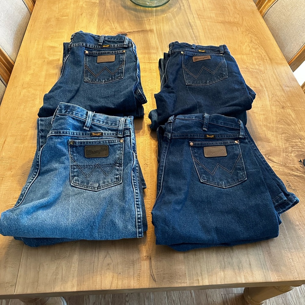 Wrangler 47mwz and wrangler 13mwz jeans size 34x32 8 total pair